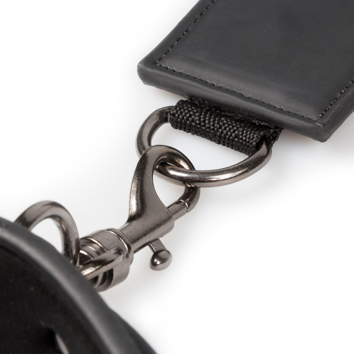 Show your sub who's in charge with this exciting bondage set! The set consists of a harness strap