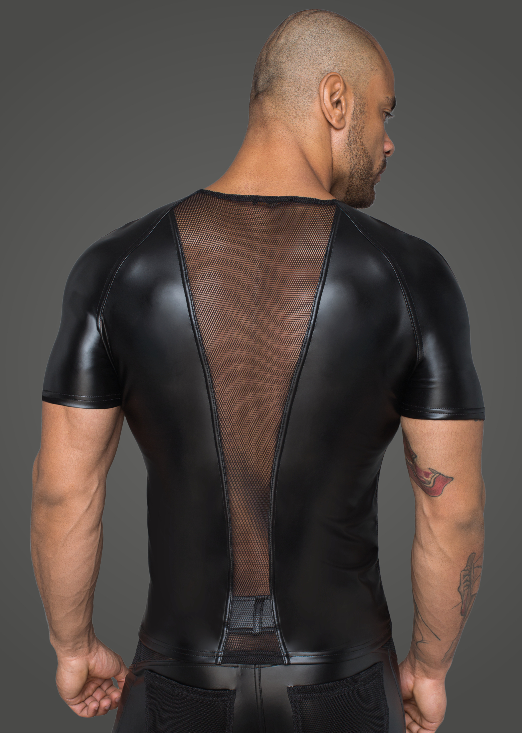 Absolute must-have in your wardrobe. A T-shirt made of powerwetlook with inserts of soft 3D net brings out your carved chest and shoulders.