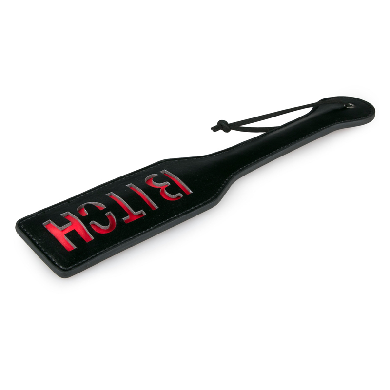 what better way to punish him or her than with a paddle? This beautiful paddle has a red inscription that will be left on your partner's skin after a good spanking session. Its practical and effective shape makes it comfortable to hold and easy to use.
