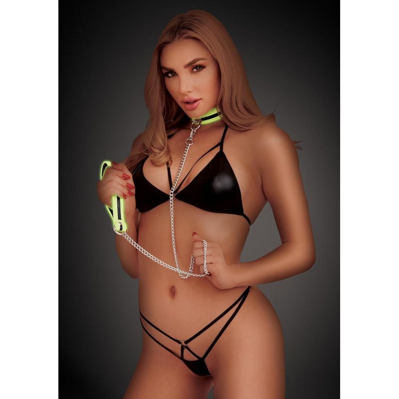 <p>Demand pleasure and obedience from your faithful pet that you can lead around by the chain leash. A quick release clip ensures comfort and safety.</p>