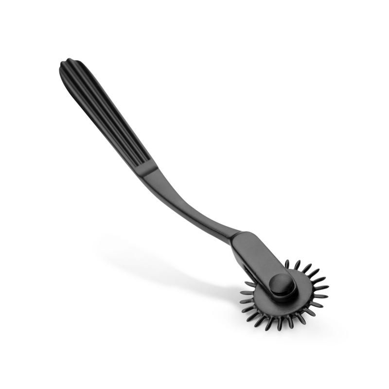This black Wartenberg pinwheel is a must-have in the collection of those who dare to go further. The aluminum pinwheel provides a stimulating sensation as it rolls over the skin. Apply gentle pressure
